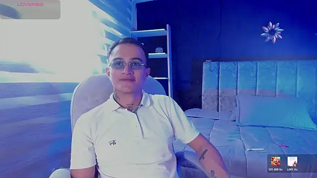 Snapshot of LiamDeep chatting on April 25, 8:17 pm LiamDeep online show from April 25, 8:17 pm