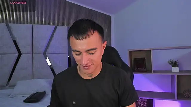 Snapshot of LiamDeep chatting on February 24, 8:10 pm LiamDeep online show from February 24, 8:10 pm