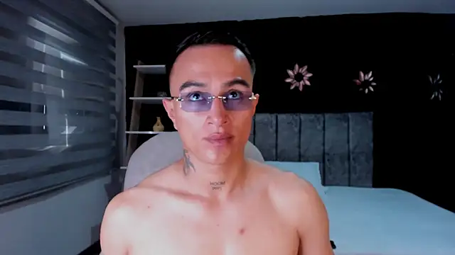 Snapshot of LiamDeep chatting on April 29, 8:26 pm LiamDeep online show from April 29, 8:26 pm