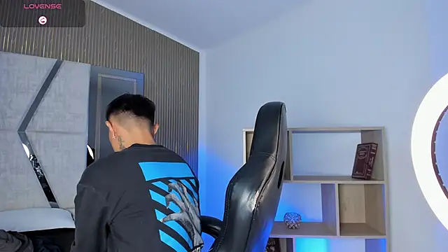 Snapshot of LiamDeep chatting on February 20, 8:33 pm LiamDeep online show from February 20, 8:33 pm