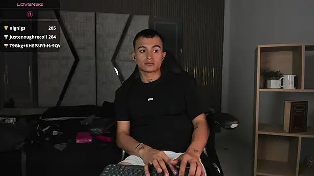 Snapshot of LiamDeep chatting on February 13, 10:32 pm LiamDeep online show from February 13, 10:32 pm