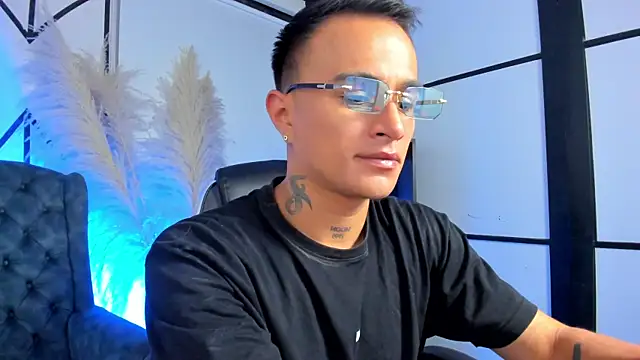 Snapshot of LiamDeep chatting on March 2, 5:19 am LiamDeep online show from March 2, 5:19 am