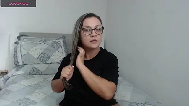 Snapshot of sophie_lopez1 chatting on January 28, 3:15 am sophie lopez1 online show from January 28, 3:15 am