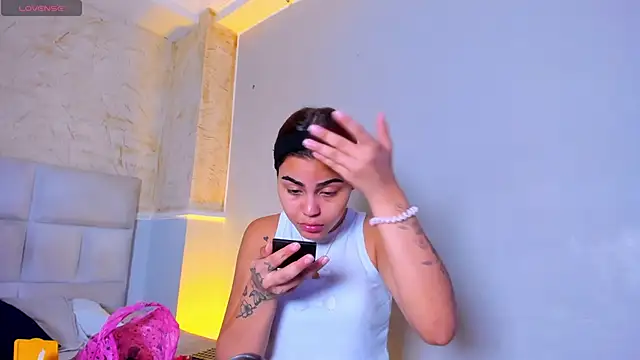 Snapshot of KimberlyLoren chatting on October 6, 8:42 pm KimberlyLoren online show from October 6, 8:42 pm