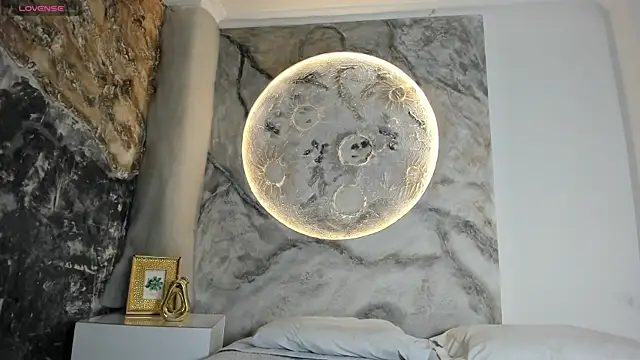 Snapshot of KimberlyLoren chatting on November 8, 9:18 pm KimberlyLoren online show from November 8, 9:18 pm