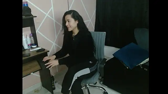 Snapshot of Emily_Slave28 chatting on October 7, 5:41 am Emily Slave28 online show from October 7, 5:41 am