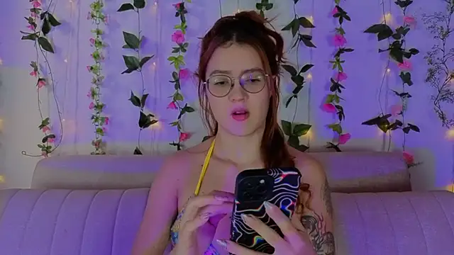 Snapshot of MiaWinxxx chatting on October 13, 9:27 pm MiaWinxxx online show from October 13, 9:27 pm
