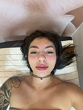 Snapshot of Hollyxx_ chatting on February 19, 11:34 pm Hollyxx online show from February 19, 11:34 pm