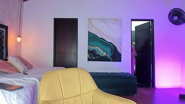 Snapshot of Sofi_Moreno chatting on September 12, 12:27 pm Sofi Moreno online show from September 12, 12:27 pm