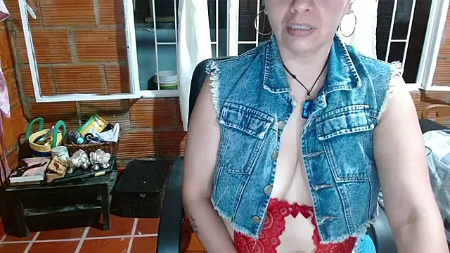 Snapshot of Milf_Fantassyy chatting on October 7, 3:40 am Milf Fantassyy online show from October 7, 3:40 am