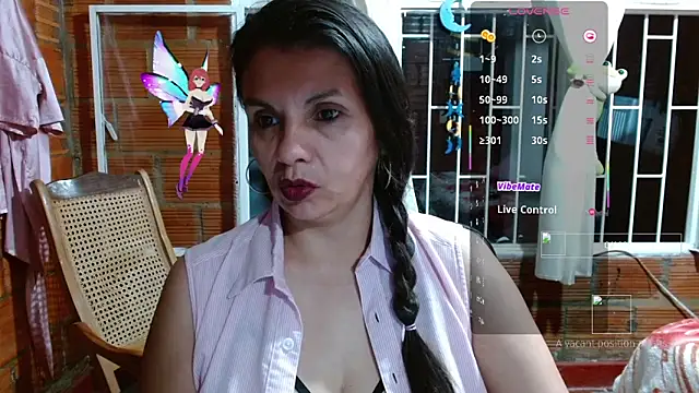 Snapshot of Milf_Fantassyy chatting on November 18, 4:05 am Milf Fantassyy online show from November 18, 4:05 am