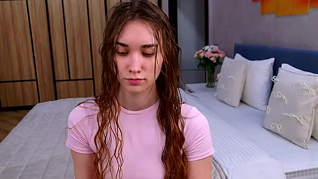 AmadaReine online show from March 15, 4:25 pm