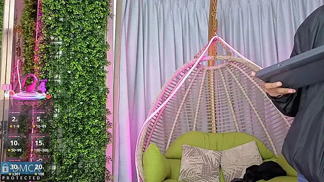Snapshot of Kiara_Zahiri__ chatting on October 4, 11:12 am Kiara Zahiri online show from October 4, 11:12 am
