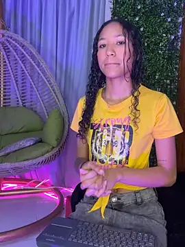 Snapshot of Kiara_Zahiri__ chatting on September 16, 11:00 am Kiara Zahiri online show from September 16, 11:00 am