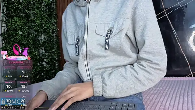 Snapshot of Kiara_Zahiri__ chatting on October 17, 11:01 am Kiara Zahiri online show from October 17, 11:01 am