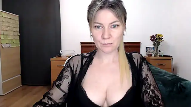 Snapshot of ParadiseAlina chatting on November 6, 8:24 pm ParadiseAlina online show from November 6, 8:24 pm