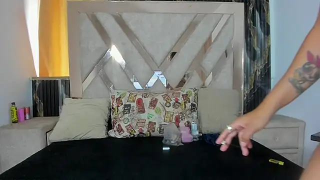 KloeANDbritany online show from December 4, 1:32 pm