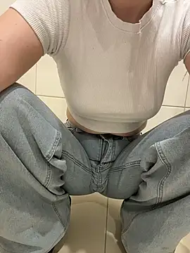 Snapshot of Cumonmme chatting on November 14, 8:23 pm Cumonmme online show from November 14, 8:23 pm