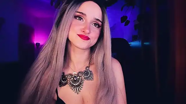 Snapshot of MistressJolie chatting on November 15, 4:11 pm MistressJolie online show from November 15, 4:11 pm