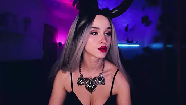 Snapshot of MistressJolie chatting on November 18, 3:54 am MistressJolie online show from November 18, 3:54 am