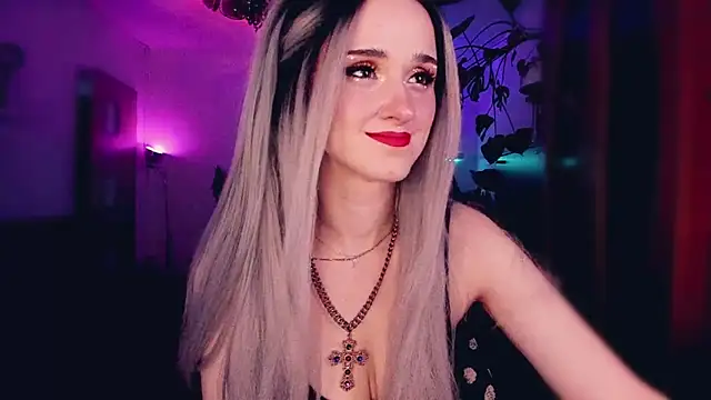 Snapshot of MistressJolie chatting on October 22, 7:19 am MistressJolie online show from October 22, 7:19 am