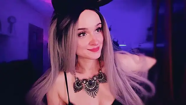 Snapshot of MistressJolie chatting on December 23, 7:40 am MistressJolie online show from December 23, 7:40 am