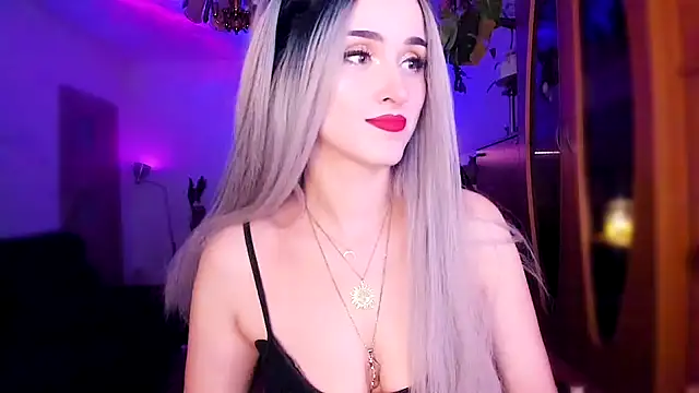 Snapshot of MistressJolie chatting on February 6, 10:43 pm MistressJolie online show from February 6, 10:43 pm