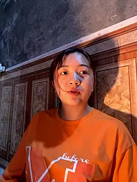 Snapshot of Lonnina chatting on November 9, 7:01 am Lonnina online show from November 9, 7:01 am