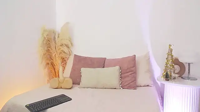 Snapshot of NicolleSteel chatting on December 3, 3:33 pm NicolleSteel online show from December 3, 3:33 pm