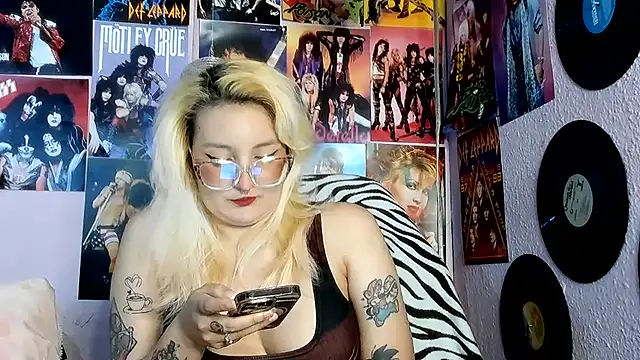 Snapshot of Avril_Maria chatting on July 11, 10:32 pm Avril Maria online show from July 11, 10:32 pm