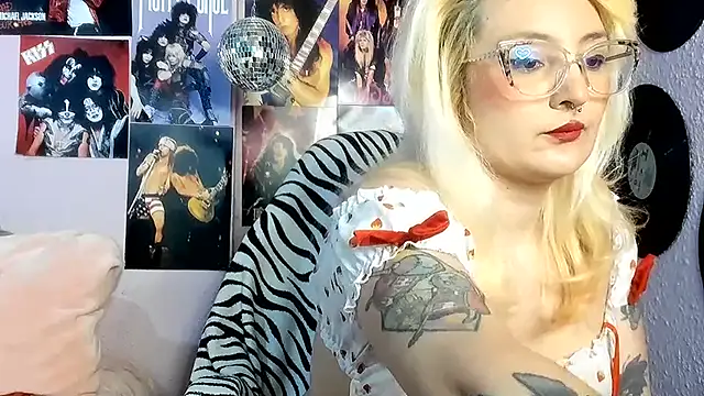 Snapshot of Avril_Maria chatting on June 23, 7:34 pm Avril Maria online show from June 23, 7:34 pm