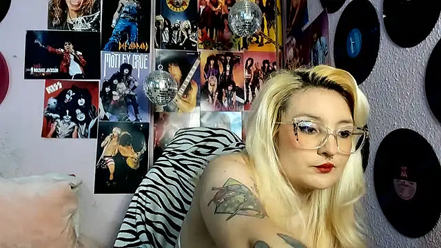 Snapshot of Avril_Maria chatting on July 8, 5:35 pm Avril Maria online show from July 8, 5:35 pm