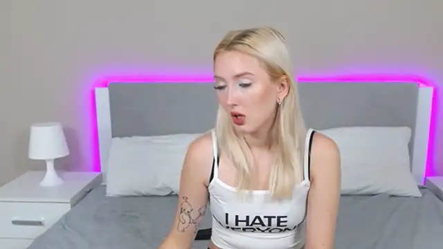 Snapshot of MarianeSun chatting on September 11, 4:12 am MarianeSun online show from September 11, 4:12 am