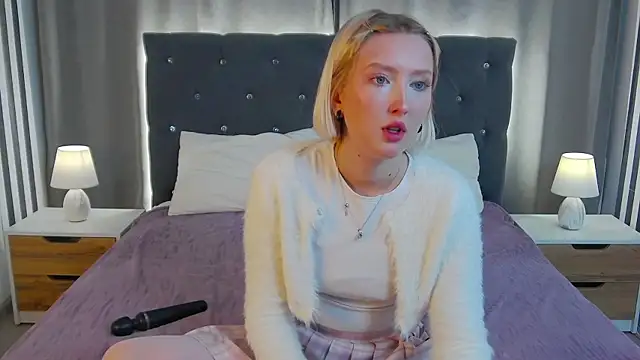 Snapshot of MarianeSun chatting on December 3, 4:13 am MarianeSun online show from December 3, 4:13 am