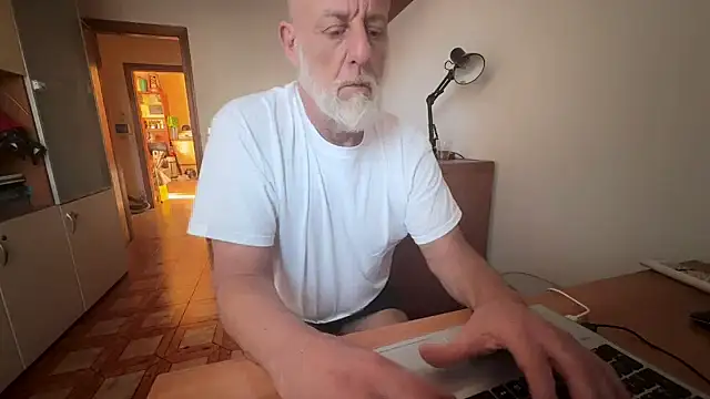 Snapshot of Pigna16PSRN chatting on February 17, 8:11 am Pigna16PSRN online show from February 17, 8:11 am