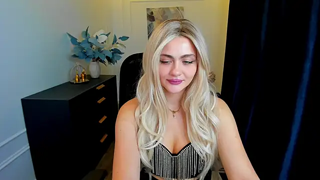 Snapshot of LeslieMineg chatting on September 11, 8:20 pm LeslieMineg online show from September 11, 8:20 pm