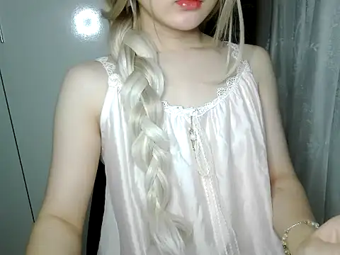 Snapshot of Annabelle-e chatting on July 5, 10:05 pm Annabelle-e online show from July 5, 10:05 pm