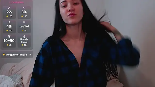 Snapshot of Veliora chatting on October 18, 11:34 am Veliora online show from October 18, 11:34 am