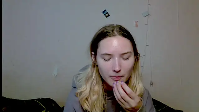  kikiclark   online show from October 5, 9:22 am