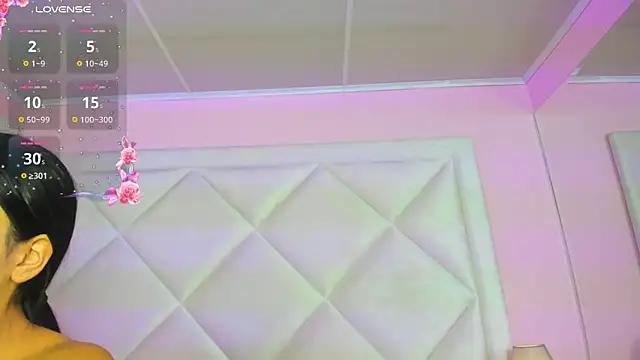 Miaa Smithh   online show from February 17, 10:34 am