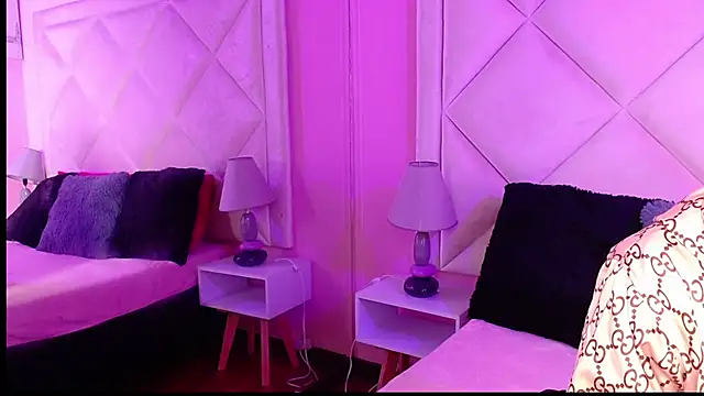 Miaa Smithh   online show from November 29, 11:10 am