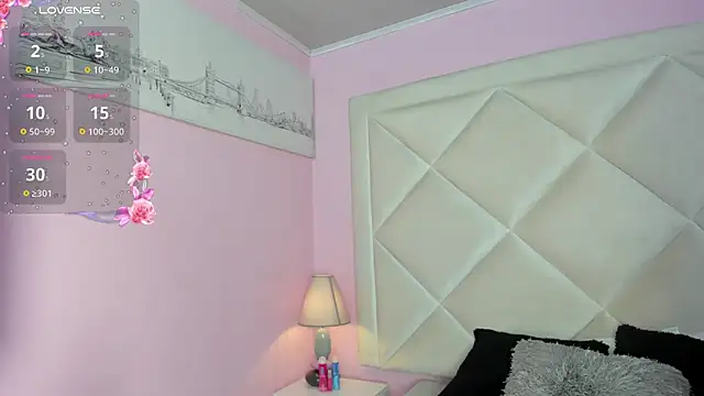 Miaa Smithh   online show from April 8, 11:01 am