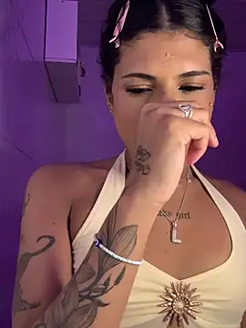 luluzinhax online show from February 18, 11:45 pm