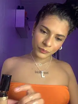 luluzinhax online show from November 13, 5:00 am