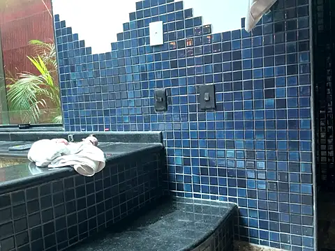 chrisalmeid  online show from December 18, 10:52 am