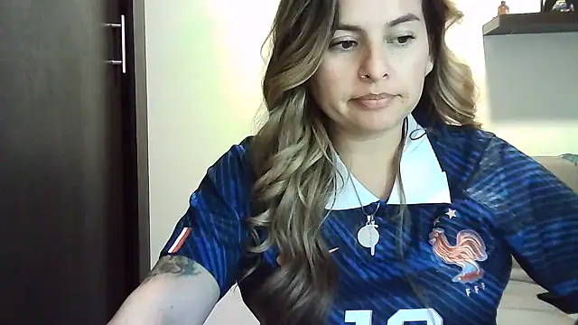 Snapshot of Valery__Rouse_ chatting on June 17, 12:00 am Valery Rouse online show from June 17, 12:00 am