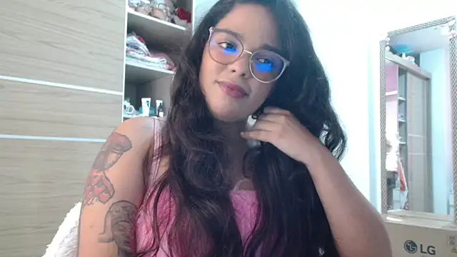 Snapshot of SecretBrunette chatting on October 3, 7:10 am SecretBrunette online show from October 3, 7:10 am