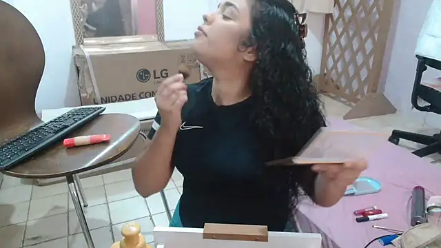 Snapshot of SecretBrunette chatting on October 13, 12:01 am SecretBrunette online show from October 13, 12:01 am