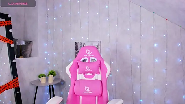 Lynn Martin online show from October 31, 1:02 am