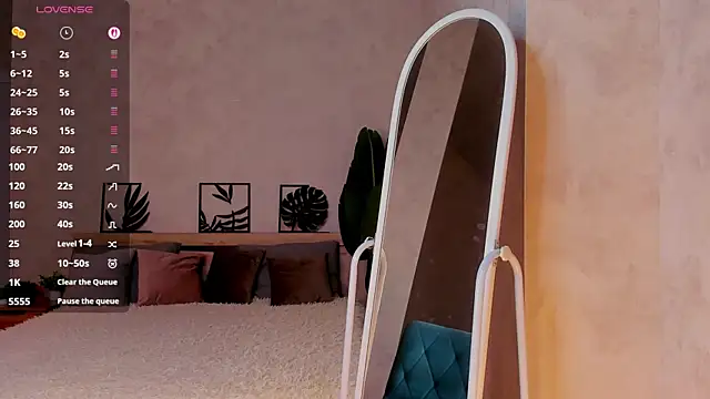 Lynn Martin online show from April 13, 4:00 pm